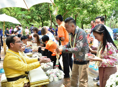 ร่วมพิธีรดน้ำดำหัวผู้ว่าราชการจังหวัดตาก ... พารามิเตอร์รูปภาพ 4