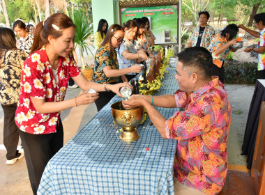 กิจกรรม "สรงน้ำพระและ รดน้ำดำหัวขอพรท่านสหกรณ์จังหวัดตาก” ... พารามิเตอร์รูปภาพ 3